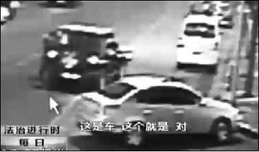 事發(fā)現(xiàn)場(chǎng)監(jiān)控錄像顯示，白圈內(nèi)的被害人老丁，正在牧馬人越野車旁收費(fèi)。 圖片來(lái)自電視截圖