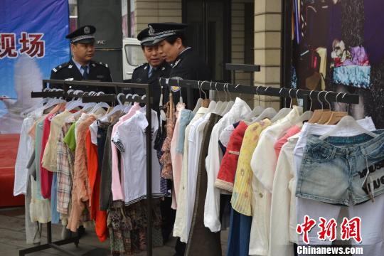警方展示的部分被盜服裝?！∷瘟⒊z