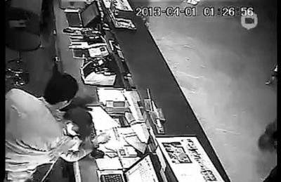第三名白衣男子沖進柜臺內(nèi)對女服務(wù)員一頓拳打腳踢。