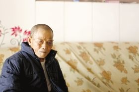 4月15日，劉爹爹的一只眼睛上有明顯的淤青。