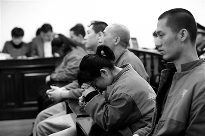 昨日，因涉嫌誘騙男網(wǎng)友進(jìn)行高額消費(fèi)，海淀區(qū)一咖啡廳負(fù)責(zé)人及“吧女”等14人受審。新京報記者 王貴彬 攝