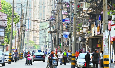 武漢一段700米車(chē)道豎50根電線桿成"電桿長(zhǎng)廊"