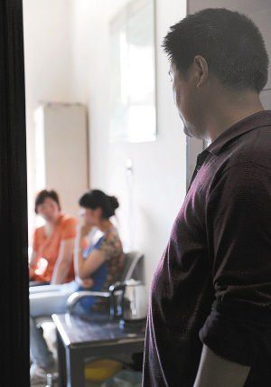 妻子在房內(nèi)勸說女兒時，楊師傅守在門外