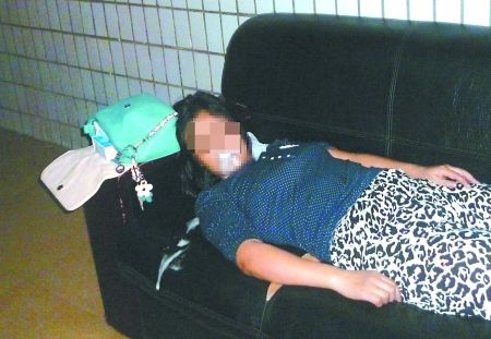 女子橫躺在沙發(fā)上口吐白沫。通訊員 康睿 記者 吳珊 攝