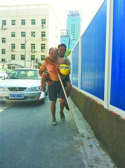 “謝謝，我們身上灰多，怕把車弄臟了”