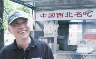 這是謝云峰在美國紐約街頭餐車前的視頻截圖。