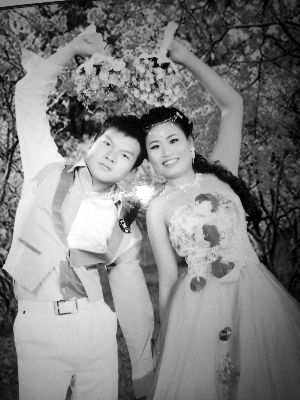 結(jié)婚照中的阿妮笑容燦爛，現(xiàn)實(shí)中，這對(duì)“跨國速成夫妻”還處在并不愉快的磨合過程中 本版均為資料圖片