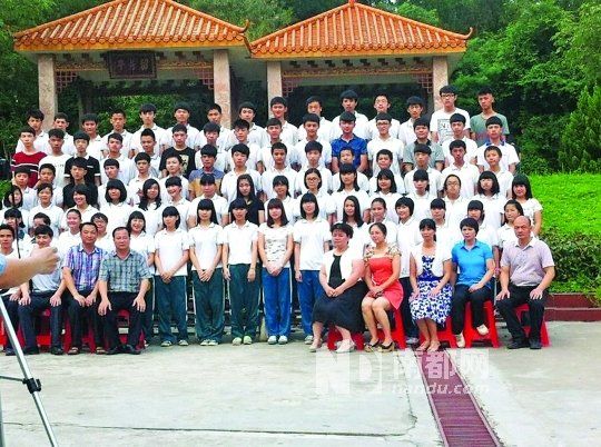 畢業(yè)照中間留出四個(gè)空位。
