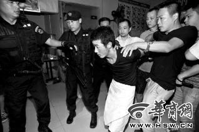 犯罪嫌疑人韓牙某圍著圍裙在廚房內(nèi)拉面，被民警抓獲 本報(bào)記者 鄧小衛(wèi) 攝