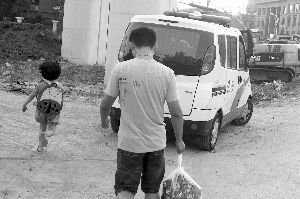 昨天，小豆被民警帶走，轉移到別處居住現代快報記者辛一攝