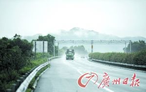 　當(dāng)天事故發(fā)生的現(xiàn)場(chǎng)處于一個(gè)彎道，很多司機(jī)反映說(shuō)來(lái)不及減速。