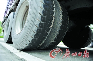 涉嫌碾過(guò)尸體的大貨車。