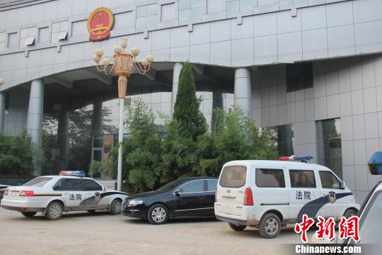 泊頭市人民法院院內(nèi)仍停有無牌制式警車，涉事人員與記者沖突地點僅距法院不足50米。穆玉良 攝