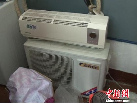 民警從嫌疑人家中搜到空調(diào)等生活用品。 拾冠之 攝