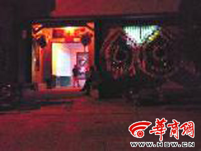 昨晚8時(shí)許，老人的大兒子的家正在辦喪事，屋外擺放著花圈 本報(bào)記者張超攝