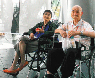 臺灣老夫妻“王爺爺”及“王奶奶”，雙雙失智，但兩人“即使遺忘了全世界，也不會忘了彼此”，片刻也不想分離，深厚情感令人感動。臺灣《聯(lián)合報》圖