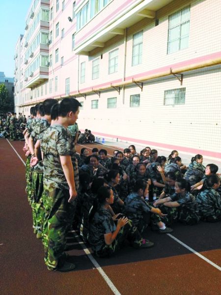 女孩們說，這道“人影陰涼”，為高中時(shí)代的記憶鑲上了一顆珍珠 網(wǎng)友供圖