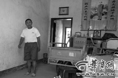 8月16日，在家中接受監(jiān)外執(zhí)行4年刑期的汪衛(wèi)國(guó)（化名）剛剛送走家訪的法官。