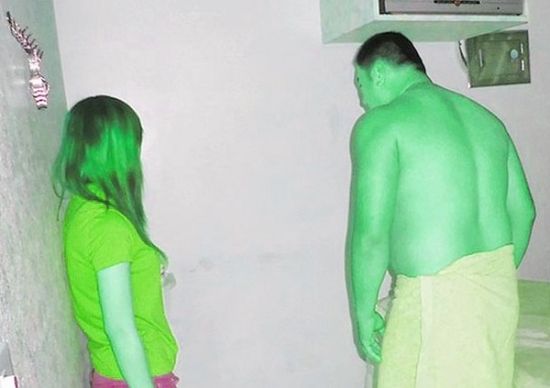 高雄黃姓男子(右)懷疑女友在“喇叭店”兼差，前往調(diào)查順便消費時被警方逮個正著。(圖／東森新聞)