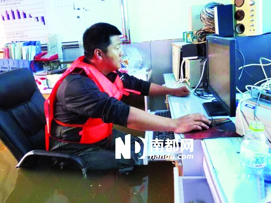 8月31日，黑龍江撫遠(yuǎn)氣象局人員在工作中，洪水已將椅座淹沒。圖片來源：中國(guó)氣象網(wǎng)