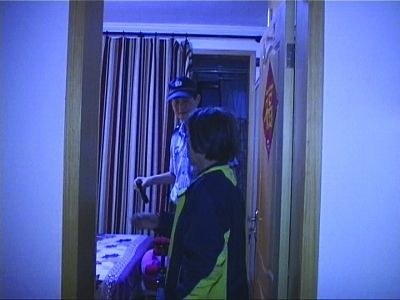 民警幫老人檢查沒發(fā)現(xiàn)有炸彈。