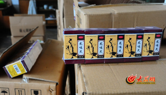 圖為民警現(xiàn)場(chǎng)被查獲的部分假藥。