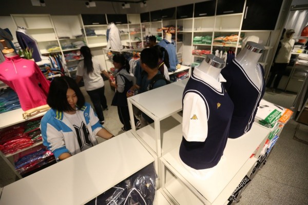 　9月12日，北京，十一學(xué)校在推出三大類、超過40款“最潮”校服，吸引學(xué)生搶購。