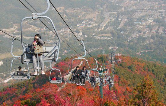 　香山公園“吊籃式”纜車除防護(hù)杠外，無其他防護(hù)措施。（資料圖）