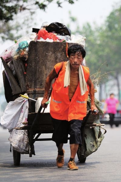 滿滿一車?yán)辽儆?00斤。本版圖文均據(jù)CFP