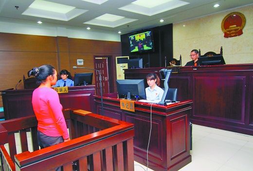    9月29日，萬(wàn)州區(qū)人民法院，被告王桂娟（化名）在庭審現(xiàn)場(chǎng)。 重慶晨報(bào)記者 胡杰 實(shí)習(xí)生 黃敬坤 攝