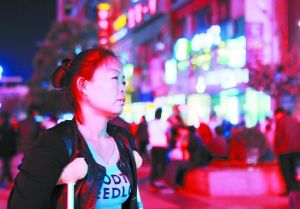 走在燈火闌珊的蘭州街頭，史女士迷茫無助。