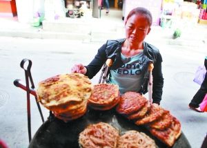 手頭拮據(jù)，每天只能吃一頓飯。