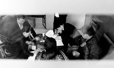 今天上午，喜隆多接待處內(nèi)，市場管理方與商戶核對租金和抵押金數(shù)目