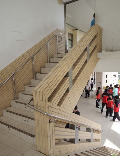 高職樓梯口傳出情殺，嚇壞一群學生。圖片來源：臺灣媒體