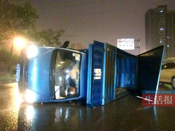 小貨車(chē)側(cè)翻現(xiàn)場(chǎng)。
