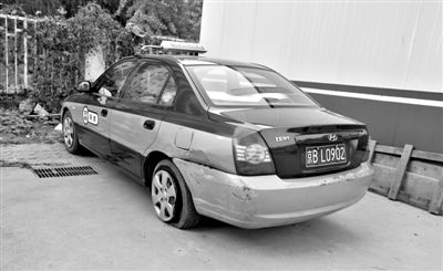昨日，被撞爆胎的“克隆”出租車，停在朝陽(yáng)交通支隊(duì)奧運(yùn)村大隊(duì)院內(nèi)。新京報(bào)記者 黃月 攝