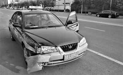昨日，朝陽(yáng)區(qū)林萃路，因連撞“克隆”車，的哥劉師傅的車輛受損送修。新京報(bào)記者 黃月 攝
