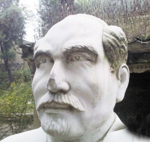 小廟前成了“塌塌鼻”的白求恩雕像。
