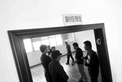  副經(jīng)理室裝修得相當(dāng)豪華，稱得上“土豪”級別