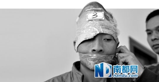 為了防止犯罪嫌疑人串供，民警用膠帶將犯罪嫌疑人的嘴封住。