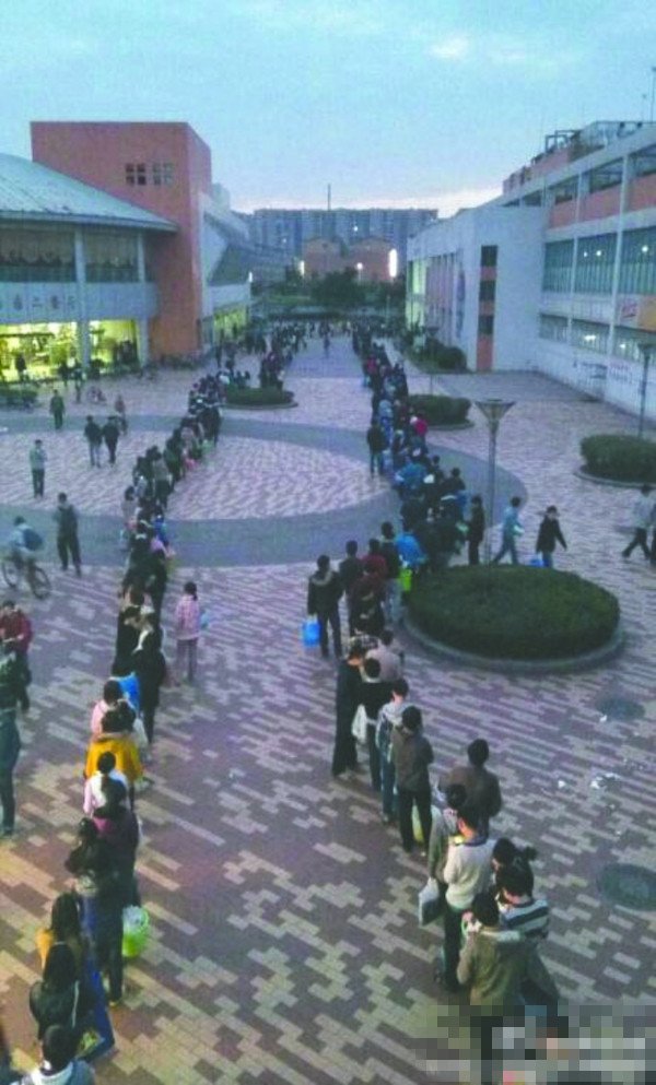 24日傍晚，川大江安校區(qū)浴室前排隊“盛況”