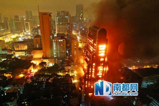 昨晚近7時，廣州越秀區(qū)起義路217號建業(yè)大廈發(fā)生火災(zāi)。火勢猛烈，將整棟大樓都燒了個通透。
