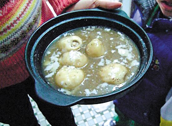 由于放置時(shí)間過久，鍋里的湯圓已經(jīng)非常大，湯圓皮上浮現(xiàn)很多白色物質(zhì)。