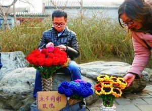 李博文周末在什剎海擺攤賣花。 晨報(bào)記者 王巍/攝