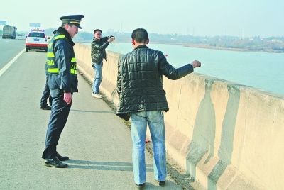 途經(jīng)大橋停車撒網(wǎng) 兩男子高速公路上捕魚(yú)撈蝦
