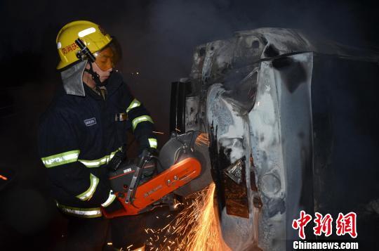 圖為消防人員破拆轎車，尋找4萬元現(xiàn)金。嚴光濤 攝
