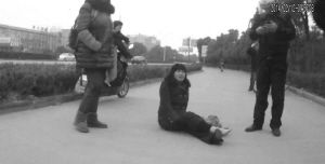 鄭大姐坐在地上，警方趕到進行施救。（視頻截圖由警方提供）