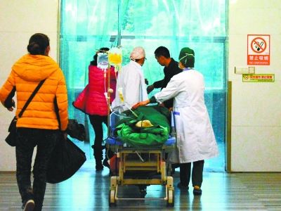 受傷女孩做完手術(shù)被送往重癥監(jiān)護(hù)室。記者楊濤 攝