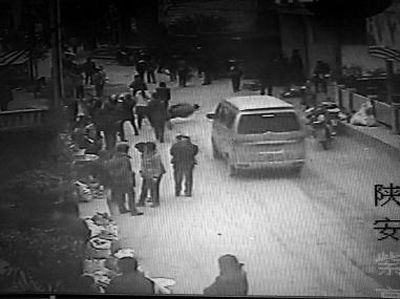監(jiān)控錄像顯示，劉某側(cè)身行走時(shí)不慎跌倒，王某途經(jīng)此處時(shí)將其扶起（圖中畫圈處） 通訊員 何春地 攝