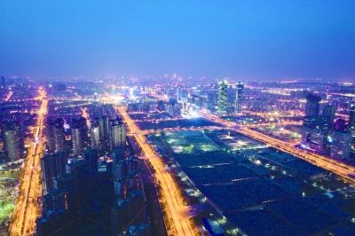阮忠在青奧中心塔吊上拍攝的南京夜景。本版圖片由阮忠提供